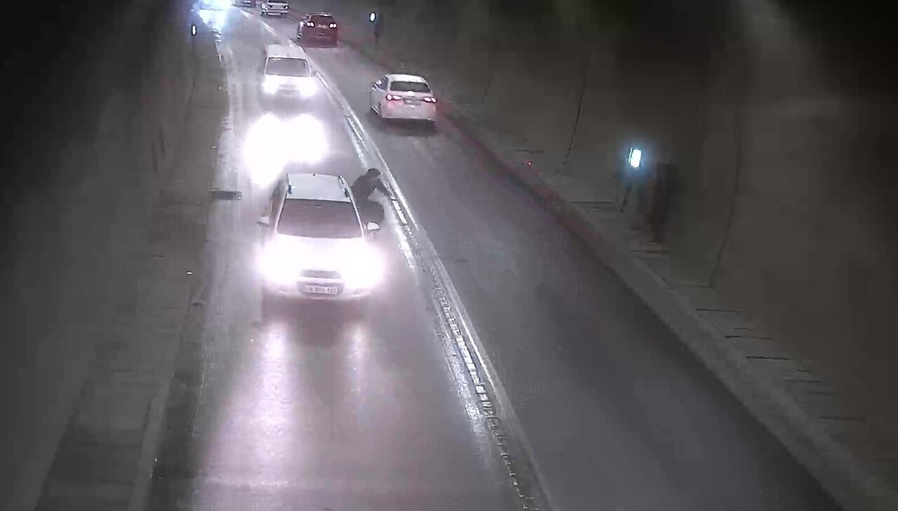 FERHAT TÜNELİNDE YAŞANAN KAZADA YOLDA BİR ANDA DURAN OTOMOBİLİN SÜRÜCÜSÜ İKAZ LAMBALARINI YAKTI....
