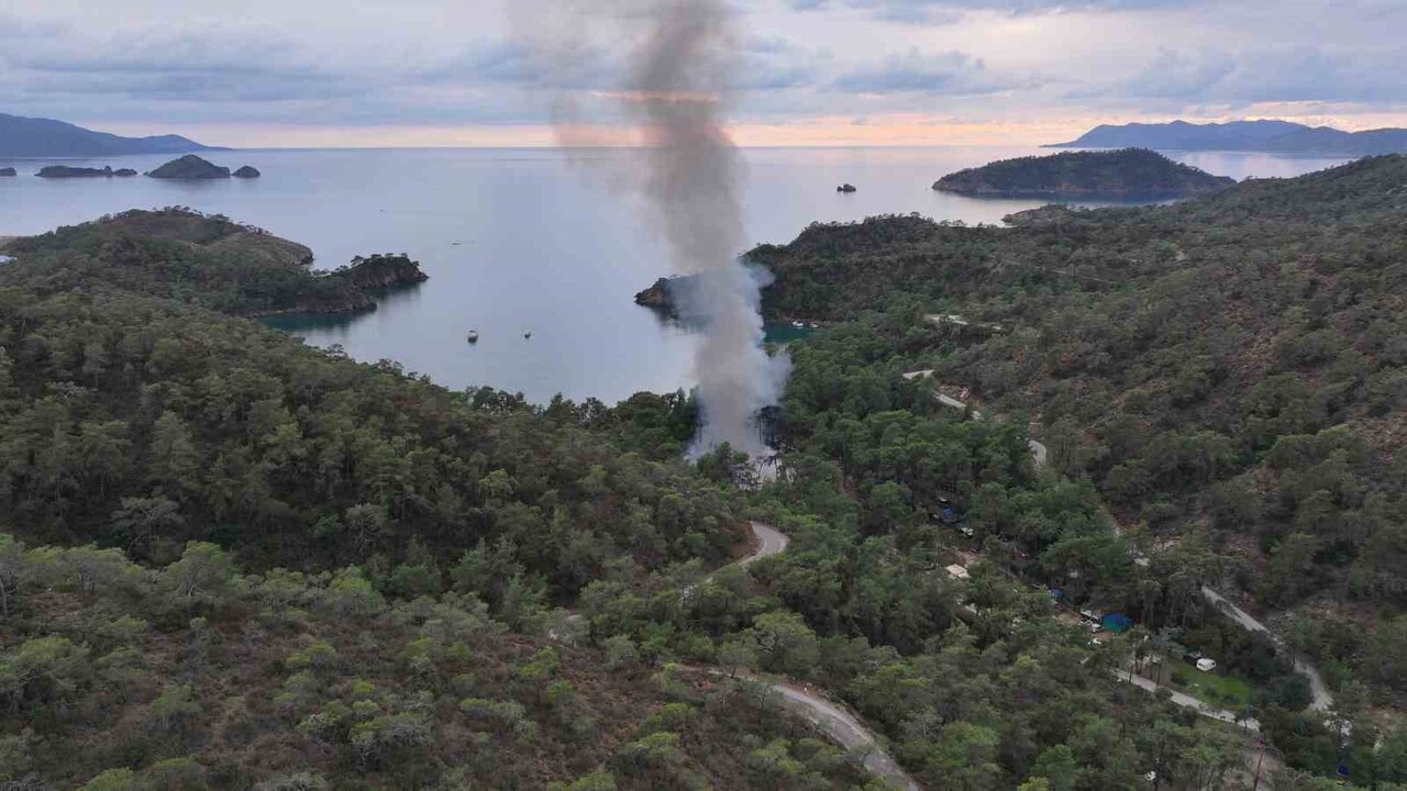 FETHİYE’DE KARAVANDA ÇIKAN YANGIN ORMANA SIÇRADI