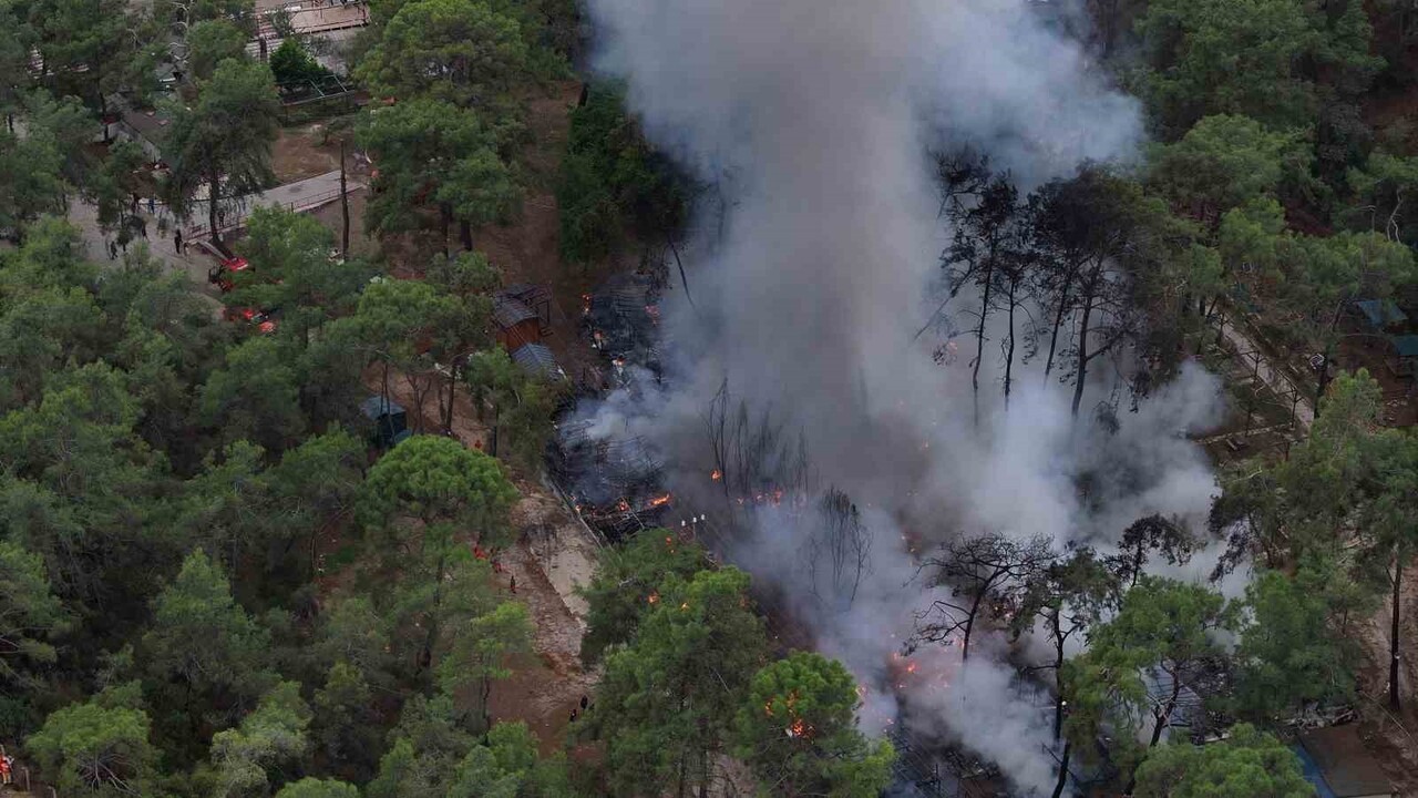 FETHİYE’DE KARAVANDA ÇIKAN YANGIN ORMANA SIÇRADI