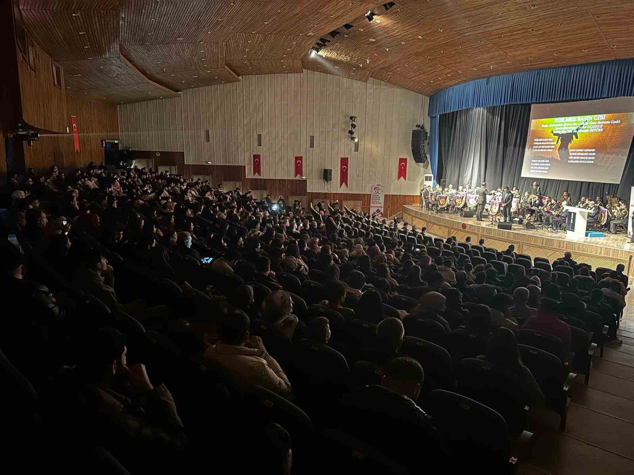 FIRAT ÜNİVERSİTESİ’NDE MUHTEŞEM BANDO KONSERİ AYAKTA ALKIŞLANDI