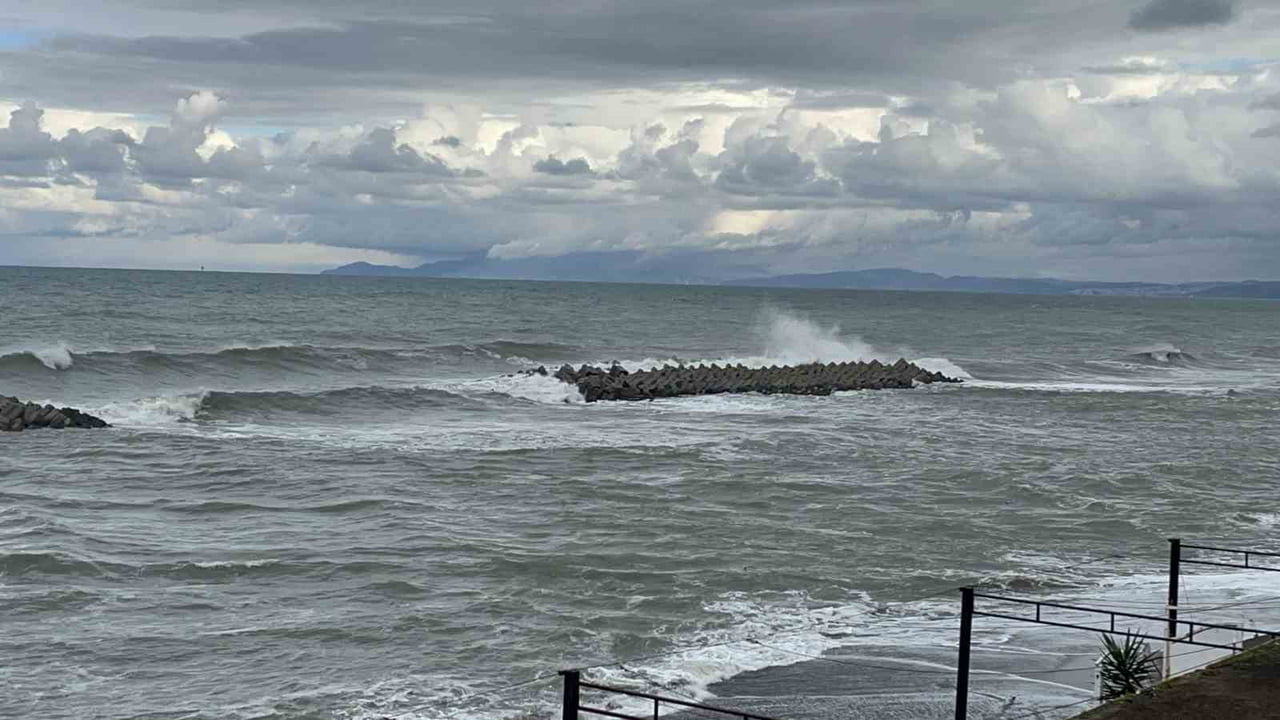 FIRTINA NEDENİYLE DALGALAR OLUŞURKEN SU MENDİREĞİ AŞIYOR.