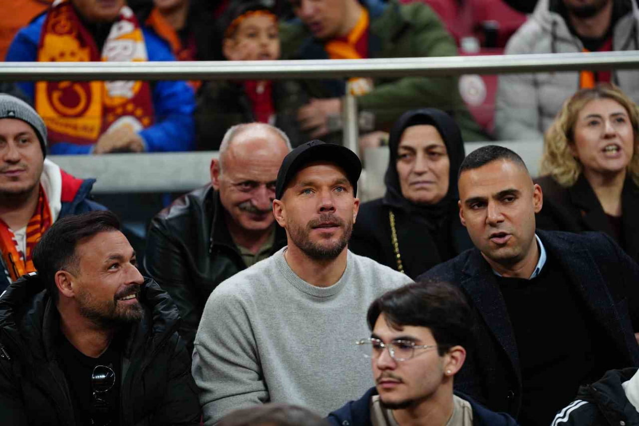 GALATASARAY’IN ESKİ FUTBOLCUSU LUKAS PODOLSKİ, SARI-KIRMIZILILARIN KASIMPAŞA İLE OYNADIĞI MAÇI...