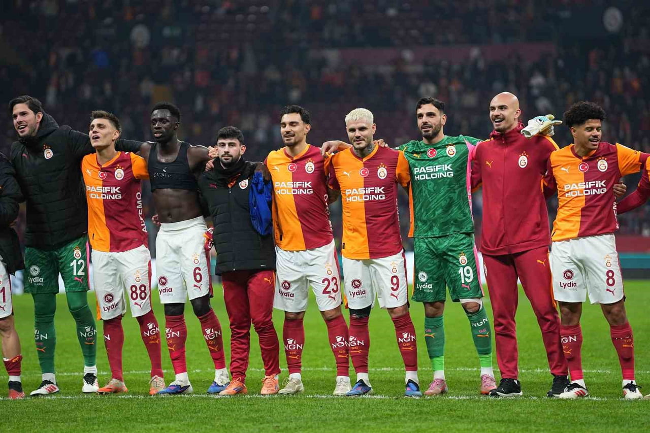 GALATASARAY, TRENDYOL SÜPER LİG'İN İLK YARISINI 42 PUANLA LİDER OLARAK TAMAMLADI.