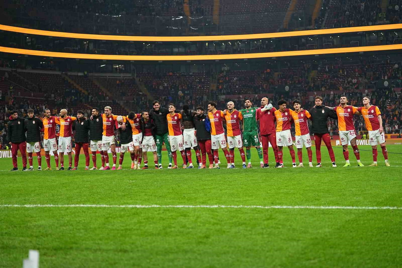 GALATASARAY, TRENDYOL SÜPER LİG'İN İLK YARISINI 42 PUANLA LİDER OLARAK TAMAMLADI.