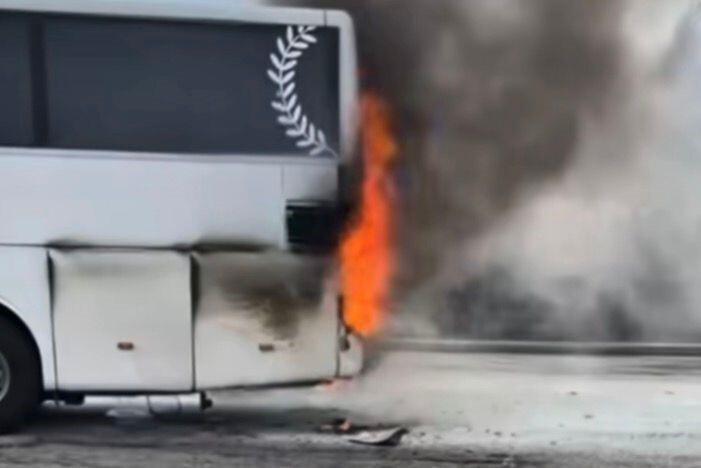 GAZİANTEP'İN NURDAĞI İLÇESİNDE BİR YOLCU OTOBÜSÜNÜN MOTOR KISMINDA ÇIKAN YANGIN İTFAİYE...