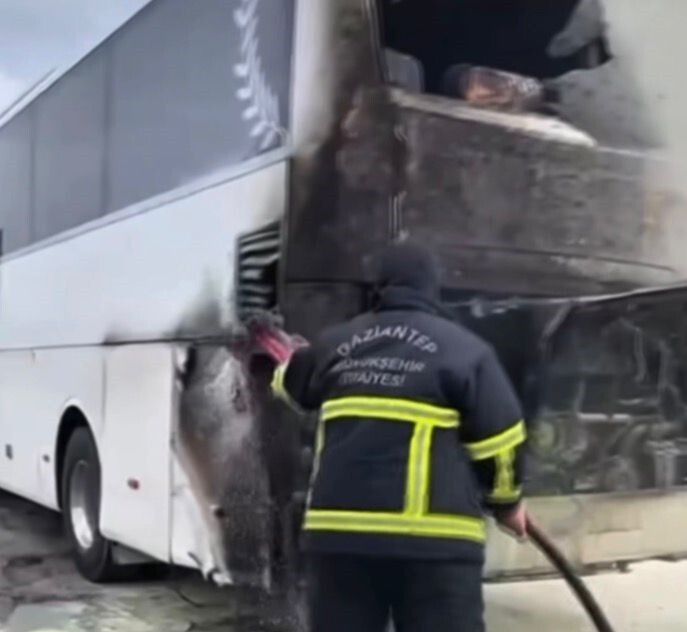 GAZİANTEP'İN NURDAĞI İLÇESİNDE BİR YOLCU OTOBÜSÜNÜN MOTOR KISMINDA ÇIKAN YANGIN İTFAİYE...