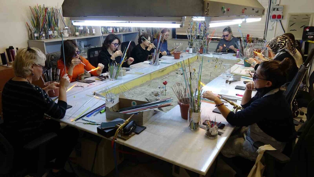 GAZİANTEP'TE 800 DERECE ATEŞTE ISITTIKLARI ÇUBUK CAMLARA ŞEKİL VEREN KADINLAR, SABIR VE GAYRETLE...