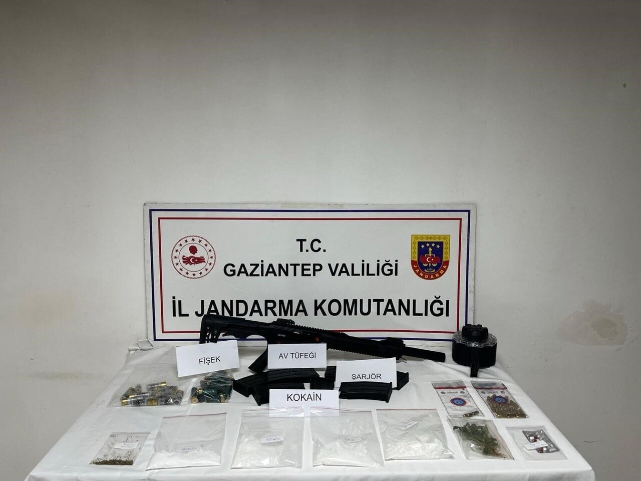 GAZİANTEP'TE JANDARMA EKİPLERİNCE ORGANİZE SUÇ ÖRGÜTÜNE YÖNELİK YAPILAN ŞAFAK OPERASYONUNDA...