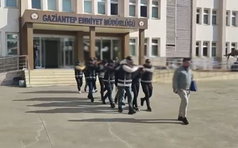 GAZİANTEP'TE MESAJ SALONUNA ŞANTAJ VE SİLAHLA TEHDİT OPERASYONU: 3 ŞAHIS TUTUKLANDI