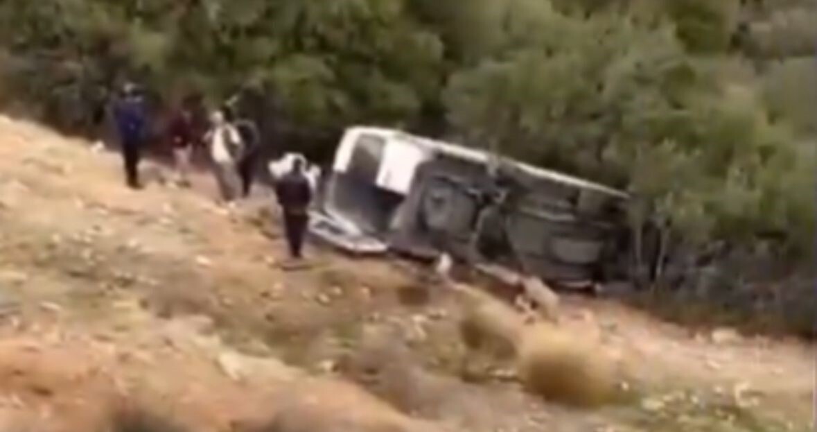 GAZİANTEP'TE TARIM İŞÇİLERİNİ TAŞIYAN MİNİBÜS ŞARAMPOLE UÇTU: 1 ÖLÜ, 3 AĞIR YARALI