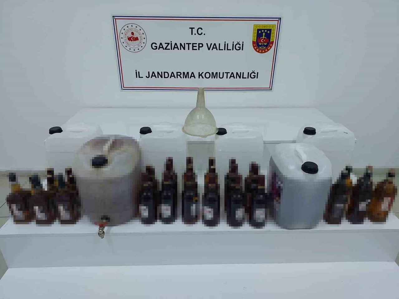 GAZİANTEP'TE YILBAŞI ÖNCESİ YAPILAN OPERASYONDA 140 LİTRE SAHTE ALKOL ELE GEÇİRİLDİ. OPERASYONDA 8...