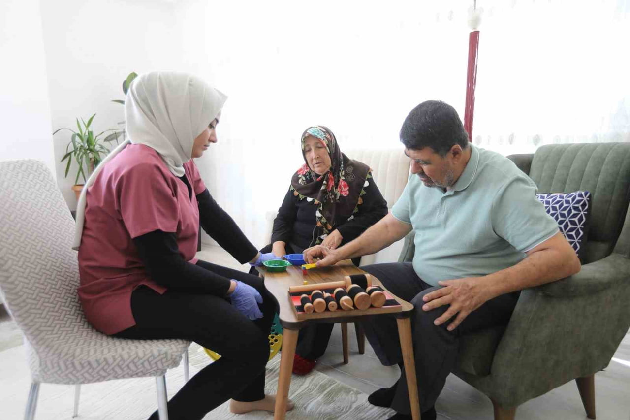 GAZİANTEP BÜYÜKŞEHİR BELEDİYESİ, EVDE SAĞLIK HİZMETLERİ BİRİMİ ARACILIĞIYLA YÜRÜTTÜĞÜ EVDE FİZİK...