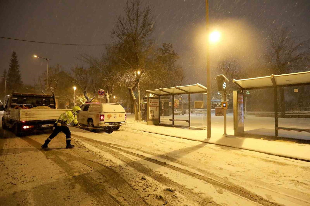 GAZİANTEP BÜYÜKŞEHİR BELEDİYESİ, KENT GENELİNDE ETKİSİNİ ARTTIRAN YOĞUN KAR YAĞIŞINA KARŞI TÜM...