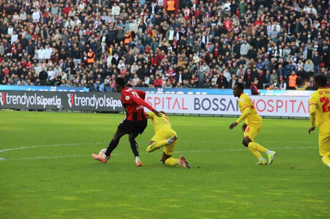 GAZİANTEP FUTBOL KULÜBÜ, TRENDYOL SÜPER LİG'İN 16. HAFTASINDA EVİNDE KARŞILAŞTIĞI GÖZTEPE'YE 1-0...