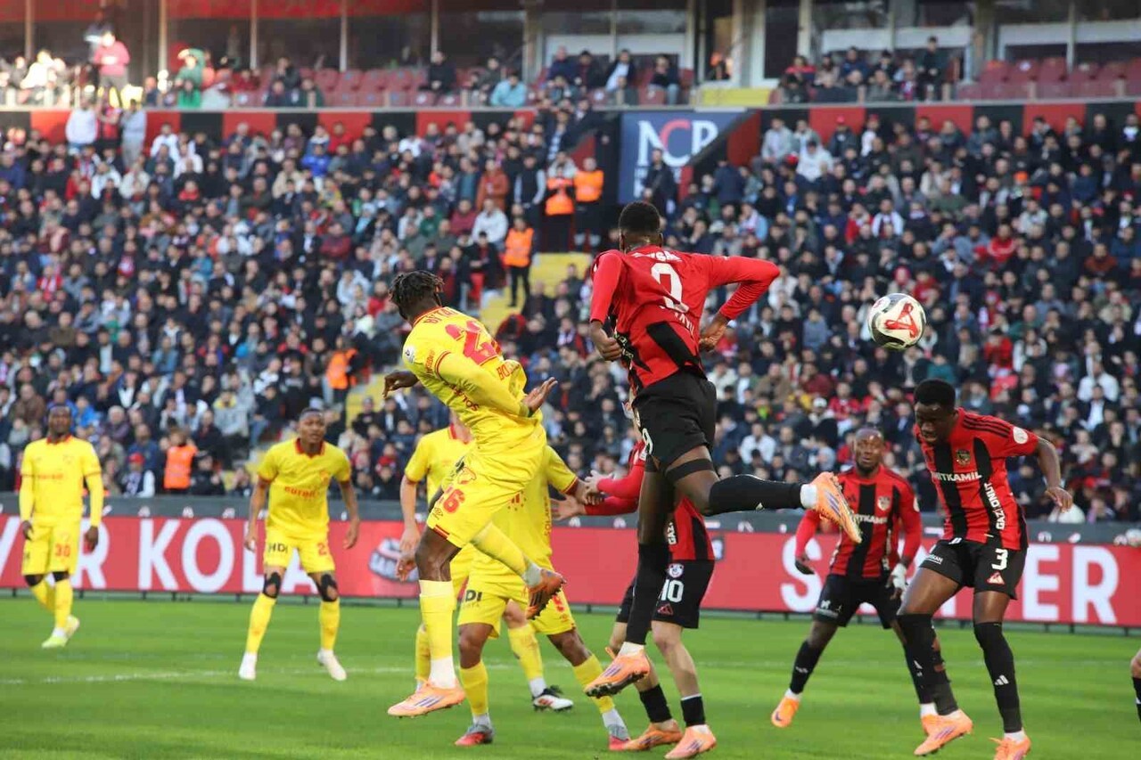 GAZİANTEP FUTBOL KULÜBÜ, TRENDYOL SÜPER LİG'İN 16. HAFTASINDA GÖZTEPE'Yİ KONUK EDİYOR. MÜSABAKANIN...