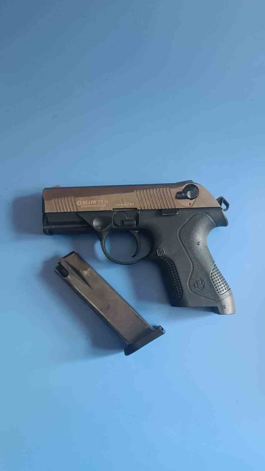 GAZİANTEP’İN NİZİP İLÇESİNDE KÜÇÜK BİR ÇOCUĞUN YANINDA SİLAHLA HAVAYA ATEŞ EDEN ŞAHIS GÖZALTINA...