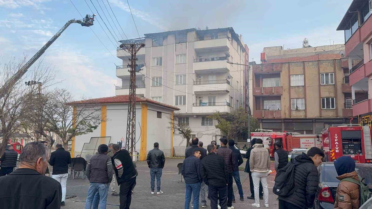 GAZİANTEP’TE 4 KATLI BİR BİNANIN TERASINDA ÇIKAN YANGIN PANİĞE NEDEN OLDU. YANGIN, İTFAİYE...