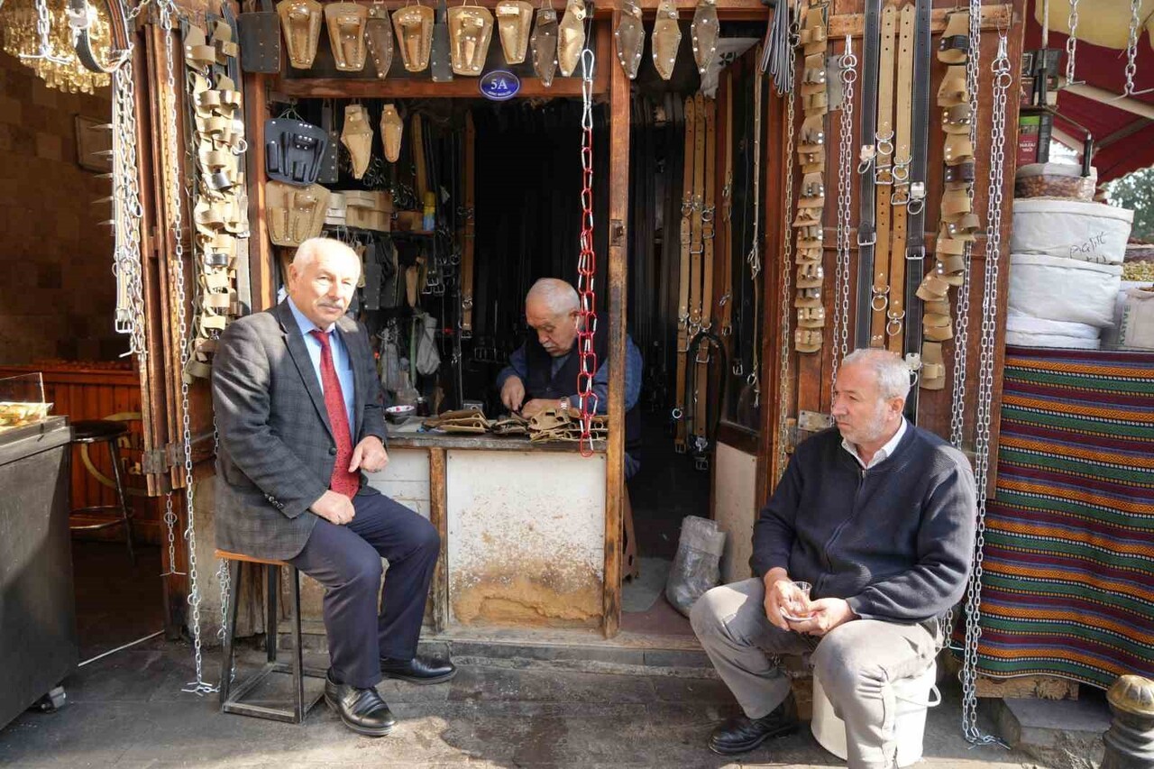 GAZİANTEP’TE 48 YILLIK SARACİYE USTASI ÖKKEŞ ÖZSABANCIOĞLU, BAKIRCILAR ÇARŞISI’NDAKİ 2...