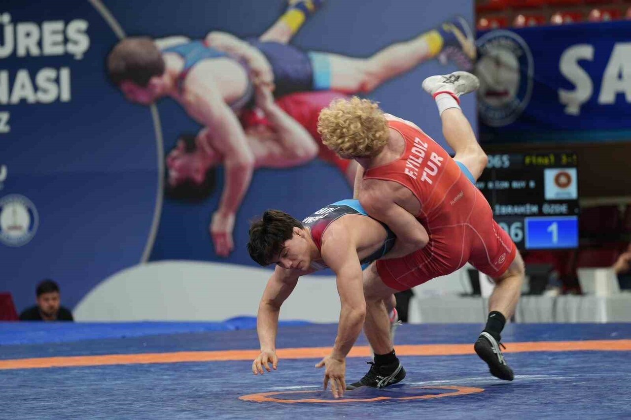 GAZİANTEP’TE ŞAHİNBEY SPOR SALONU’NDA DÜZENLENEN BÜYÜKLER GREKOROMEN VE KADINLAR TÜRKİYE GÜREŞ...