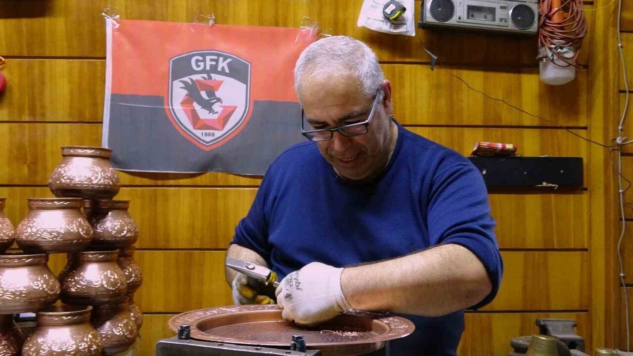GAZİANTEP’TE YAŞAYAN 50 YAŞINDAKİ MEMİK BAKIR, BABASINDAN DEVRALDIĞI BAKIRCILIK MESLEĞİNİ 40...