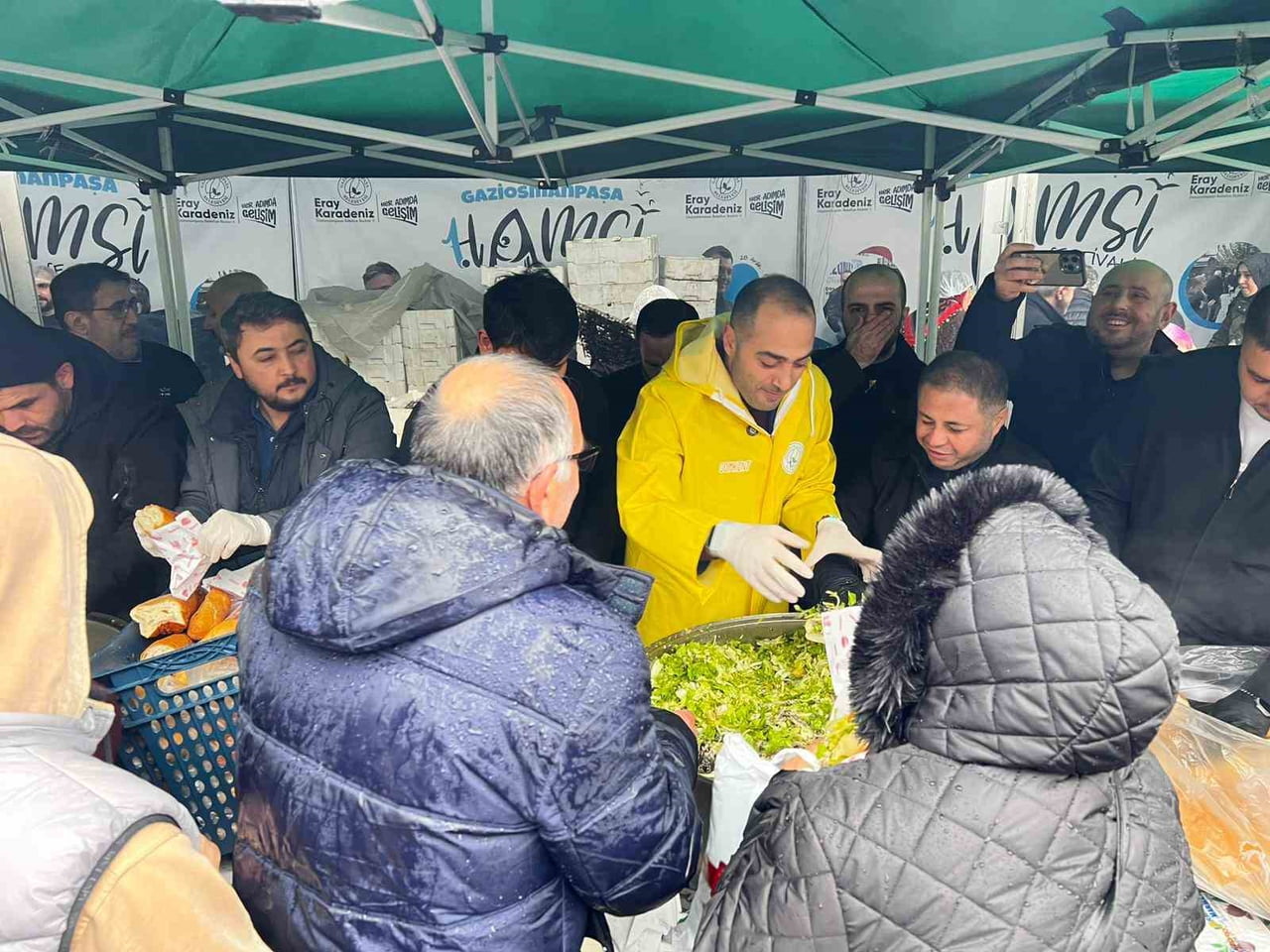 GAZİOSMANPAŞA’DA KARADENİZ RÜZGARI: FESTİVALDE 10 TON HAMSİ İKRAM EDİLDİ