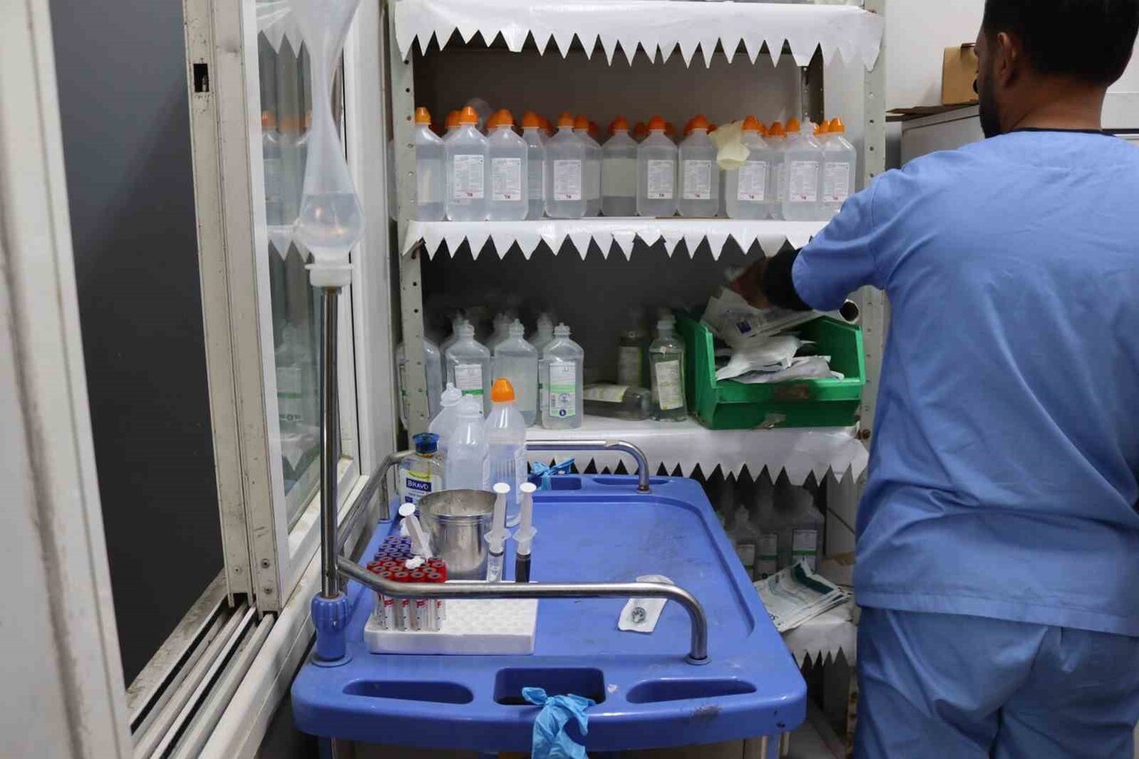 GAZZE'DE HAYATİ İLAÇLARIN TÜKENMESİ BİNLERCE HASTAYI ÖLÜMLE YÜZ YÜZE BIRAKTI