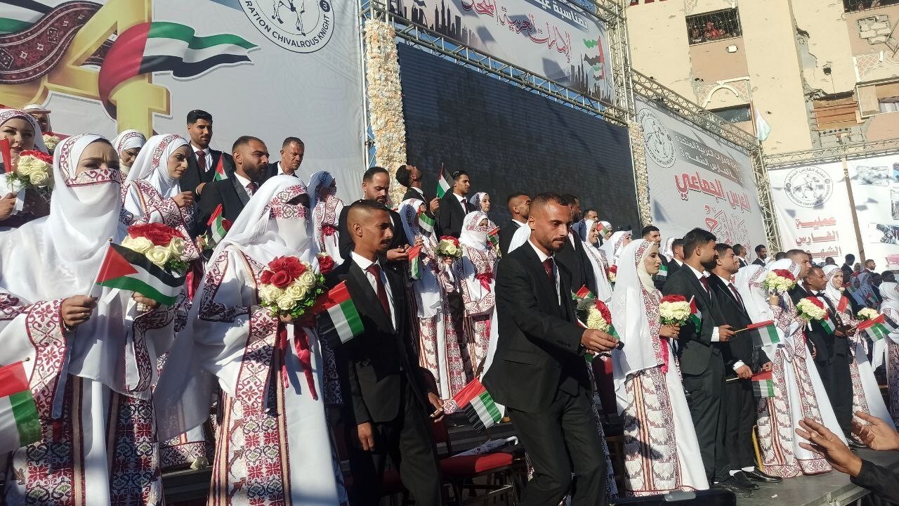 GAZZE’DE 54 ÇİFT SAVAŞIN GÖLGESİNDE DÜNYA EVİNE GİRDİ