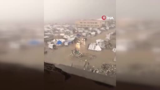 Gazze Şeridi’nde etkili olan şiddetli yağış sonucu İsrail saldırıları nedeniyle yerinden edilen...