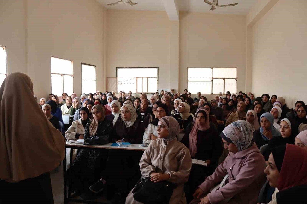 GAZZE ŞERİDİ’NDE VARILAN ATEŞKESİN ARDINDAN GAZZE İSLAM ÜNİVERSİTESİ'NDE İKİ YIL ARADAN SONRA YÜZ...