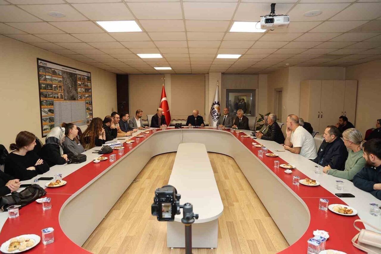 GEBZE BELEDİYE BAŞKANI ZİNNUR BÜYÜKGÖZ, AKSE SAPAĞI'NDA BULUNAN VE HAKKINDA YIKIM KARARI ALINAN...