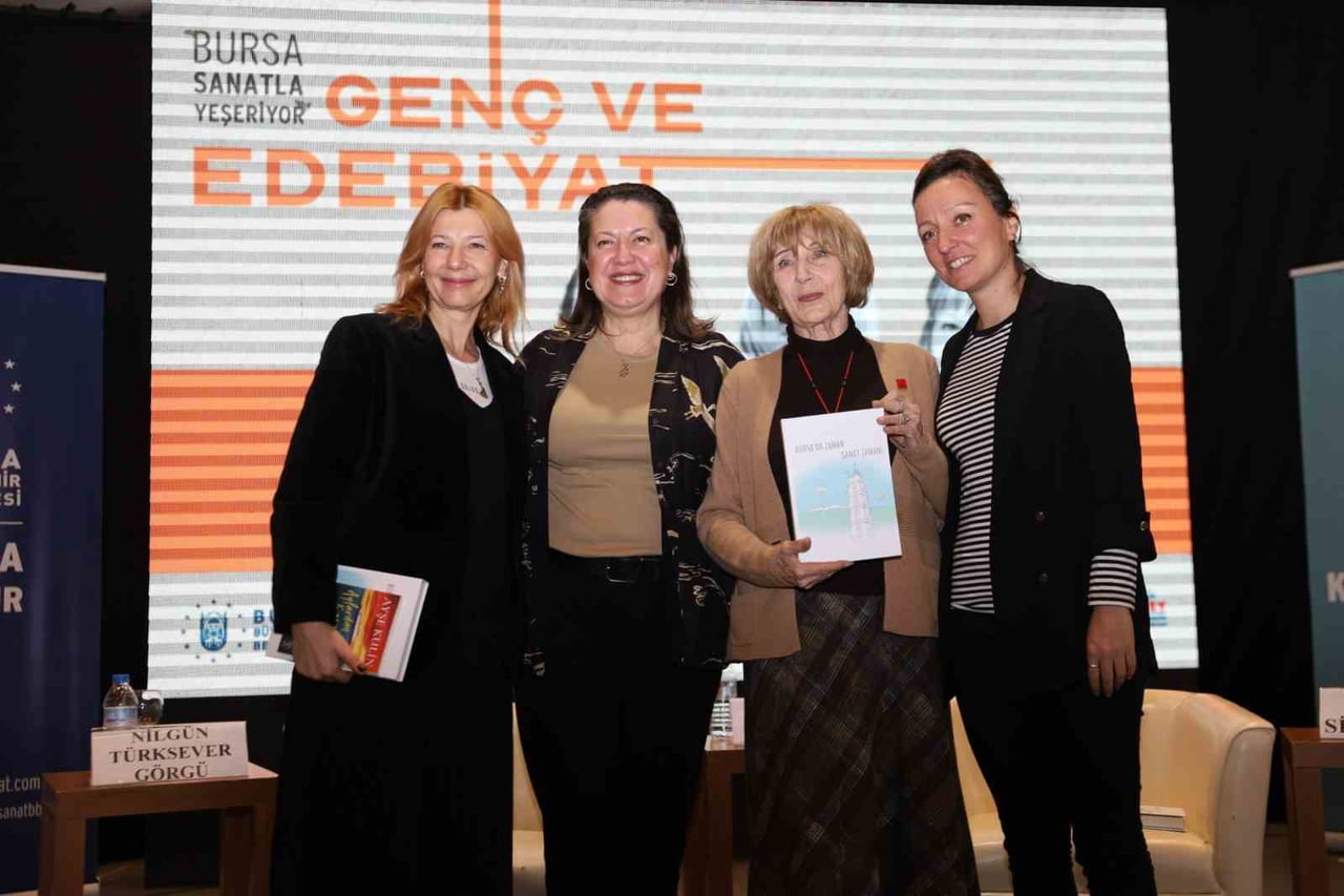 ‘GENÇ VE EDEBİYAT’ SÖYLEŞİSİNE KONUK OLAN USTA YAZAR AYŞE KULİN, GENÇ OKURLARIYLA BULUŞARAK...