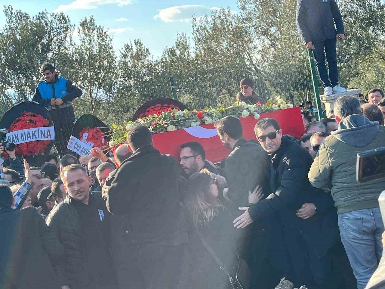 GENÇ YAŞTA HAYATINI KAYBEDEN MANİSA ŞEHZADELER BELEDİYE BAŞKANI GÜLŞAH DURBAY, ONBİNLERCE...