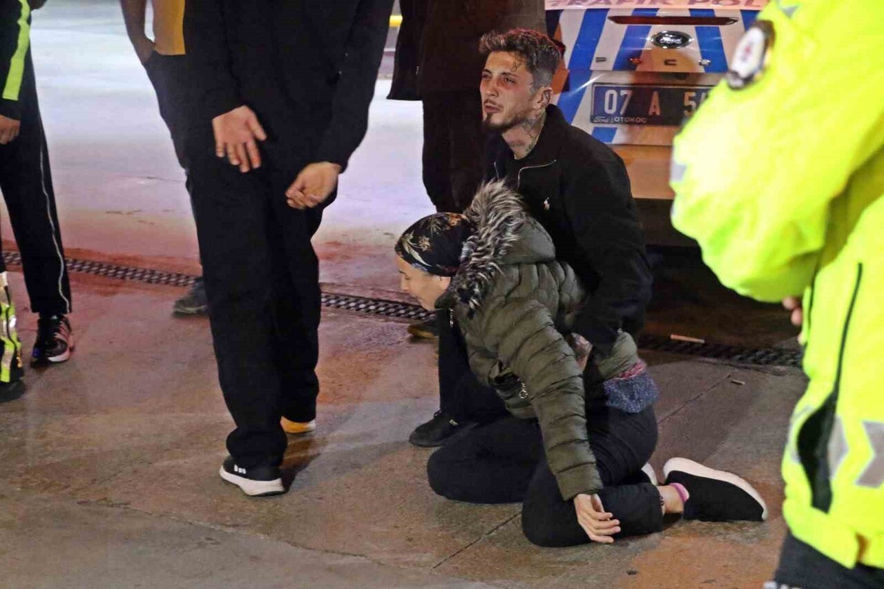 GENCİN ÖLÜMÜNÜ DUYAN YAKINLARI OLAY YERİNDE SİNİR KRİZİ GEÇİRDİ.