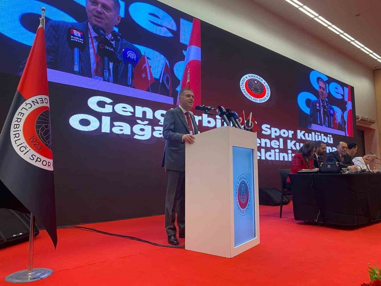GENÇLERBİRLİĞİ’NİN OLAĞANÜSTÜ GENEL KURULU’NDA ARDA ÇAKMAK BAŞKAN SEÇİLDİ.