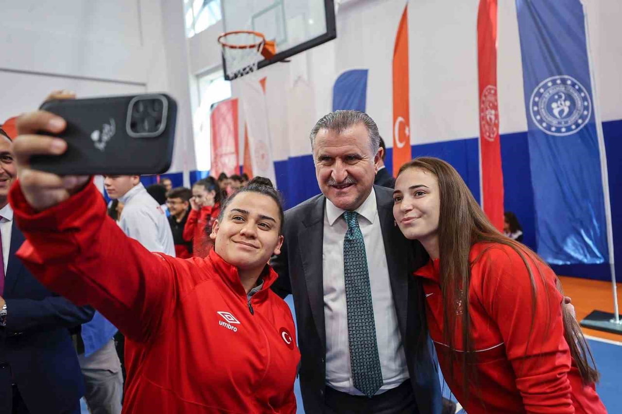 GENÇLİK VE SPOR BAKANI OSMAN AŞKIN BAK, "KATILDIKLARI ULUSLARARASI ORGANİZASYONLARDA KAZANDIKLARI...