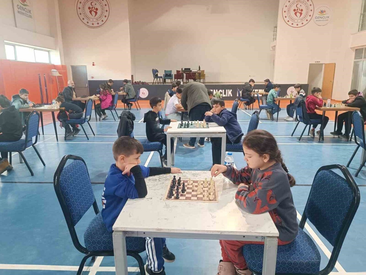 GENÇLİK VE SPOR İL MÜDÜRLÜĞÜ KOORDİNESİNDE DÜZENLENEN TURNUVA, MİNİK SPORCULARIN KIYASIYA...