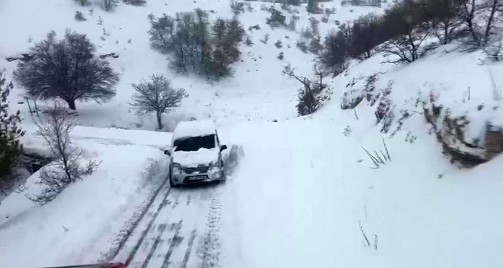 GERCÜŞ İLÇESİNDE YOĞUN KAR NEDENİYLE ARAÇLARINDA MAHSUR KALAN 5 KİŞİ EKİPLERCE...