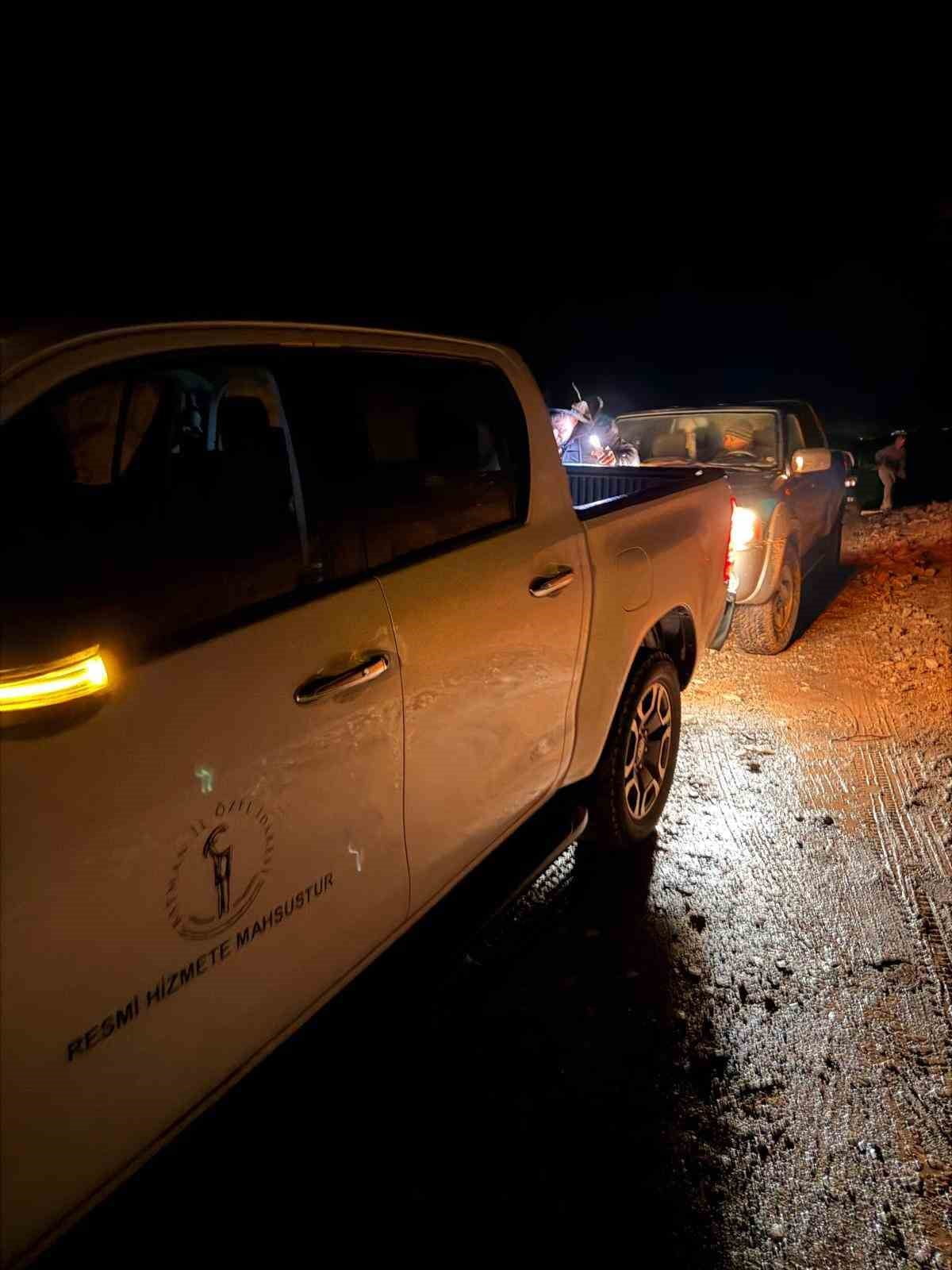 GERCÜŞ’TE ÇAMURA SAPLANAN ARACI ÖZEL İDARE EKİPLERİ KURTARDI