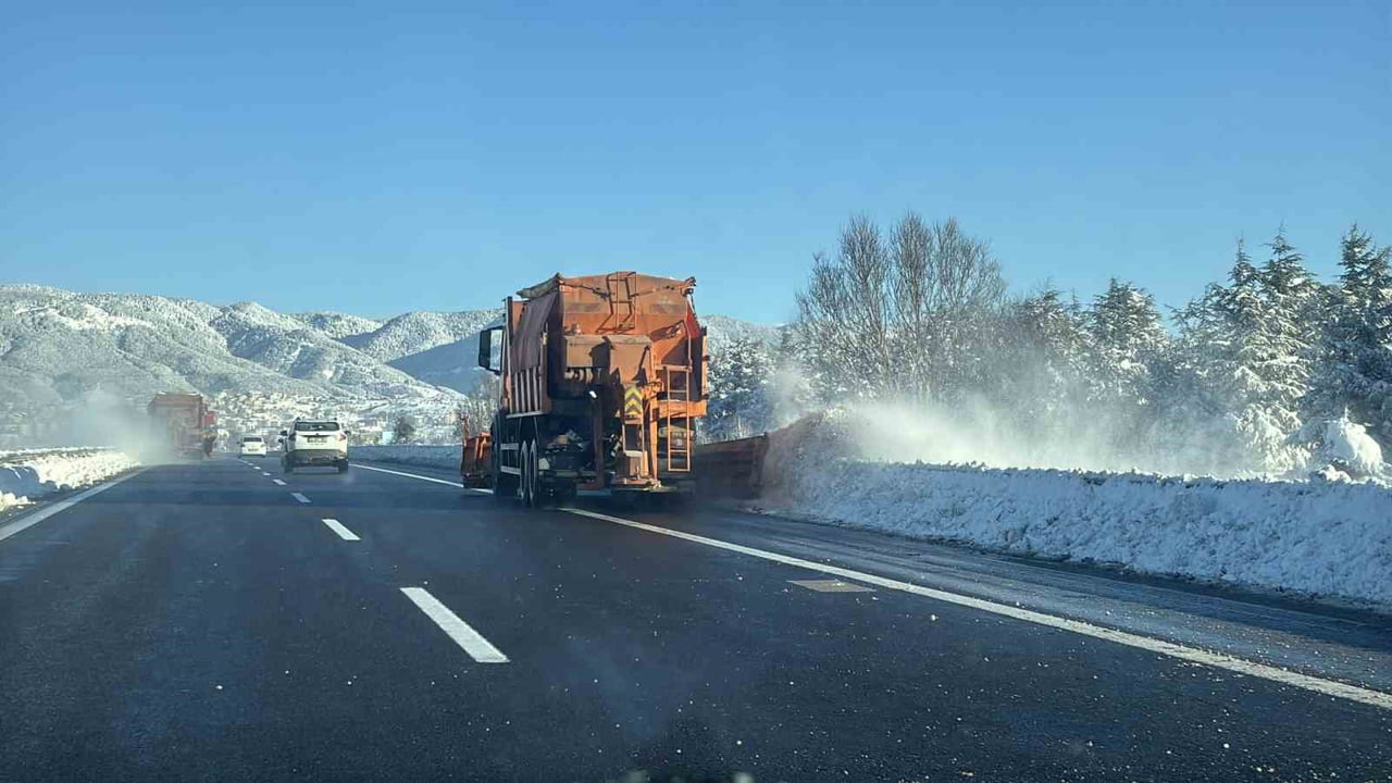 GEREDE-SAMSUN KARA YOLU, EKİPLERİN YOĞUN ÇALIŞMASIYLA SABAH SAATLERİNDE YENİDEN TRAFİĞE...