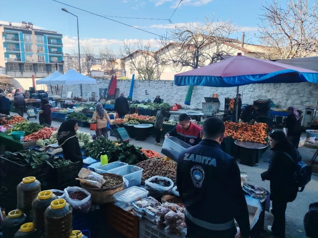 GERMENCİK BELEDİYE BAŞKANI BURAK ZENCİRCİ, PERŞEMBE GÜNLERİ KURULAN GERMENCİK SEMT PAZARI’NIN 1...