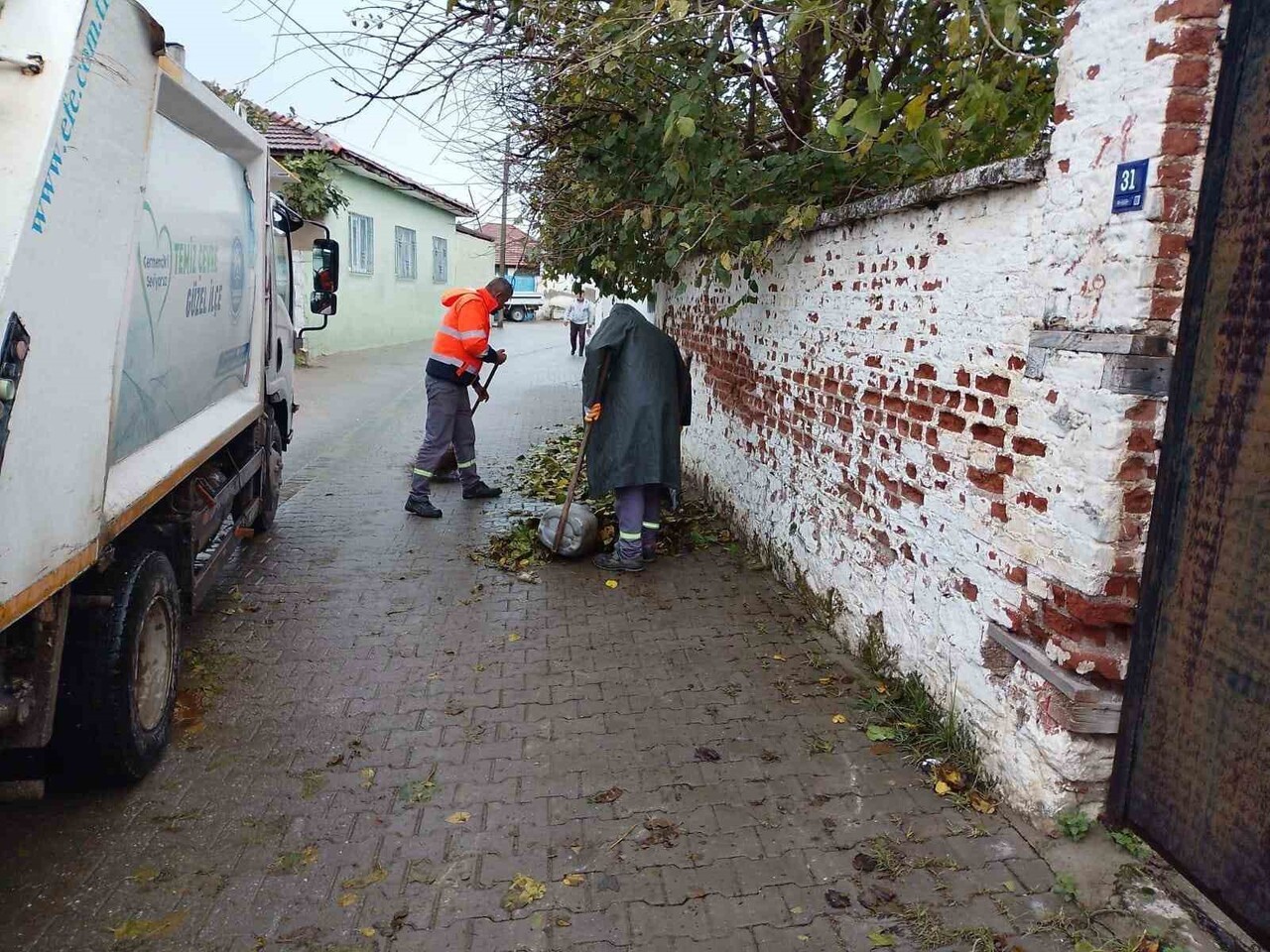 GERMENCİK’TE ETKİLİ OLAN YOĞUN YAĞIŞLARIN ARDINDAN BELEDİYE EKİPLERİ SU BİRİKİNTİLERİNE KARŞI...