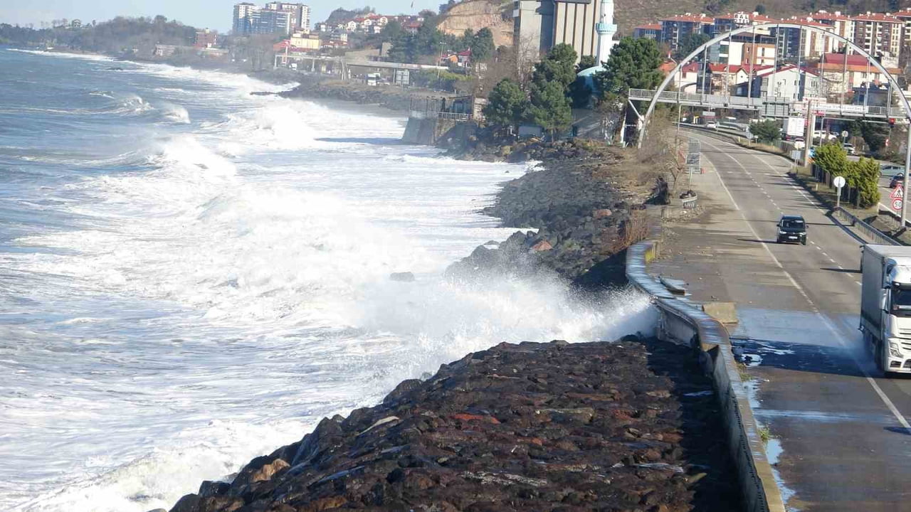 GİRESUN’DA ETKİLİ OLAN KUVVETLİ RÜZGAR VE FIRTINA NEDENİYLE KARADENİZ SAHİLYOLU’NDA SÜRÜCÜLER...