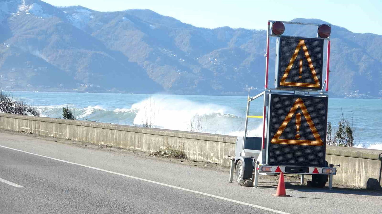 GİRESUN’DA ETKİLİ OLAN KUVVETLİ RÜZGAR VE FIRTINA NEDENİYLE KARADENİZ SAHİLYOLU’NDA SÜRÜCÜLER...