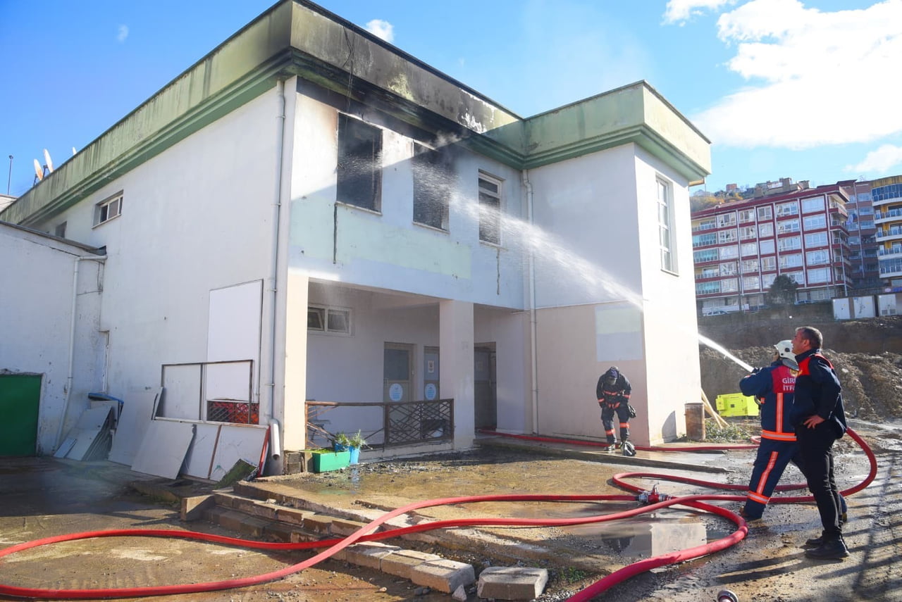 GİRESUN’DA GENÇLİK VE SPOR İL MÜDÜRLÜĞÜ EK HİZMET BİNASINDA ÇIKAN YANGIN KORKU DOLU ANLARA NEDEN...