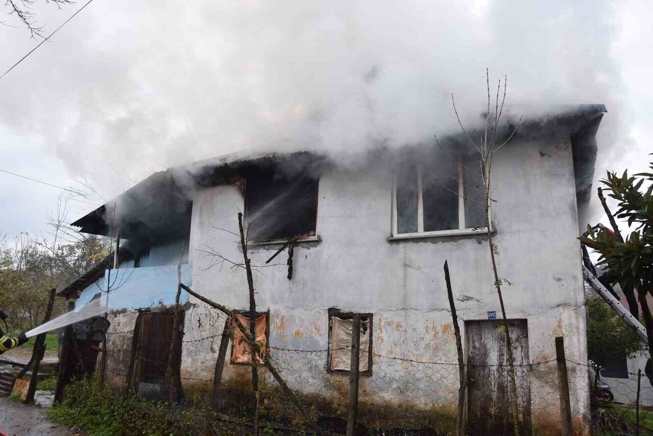 GİRESUN’UN GÖRELE İLÇESİ AYDINLIKEVLER MAHALLESİ’NDE BİR EVDE ÇIKAN YANGINDA 83 YAŞINDAKİ HÜSEYİN...