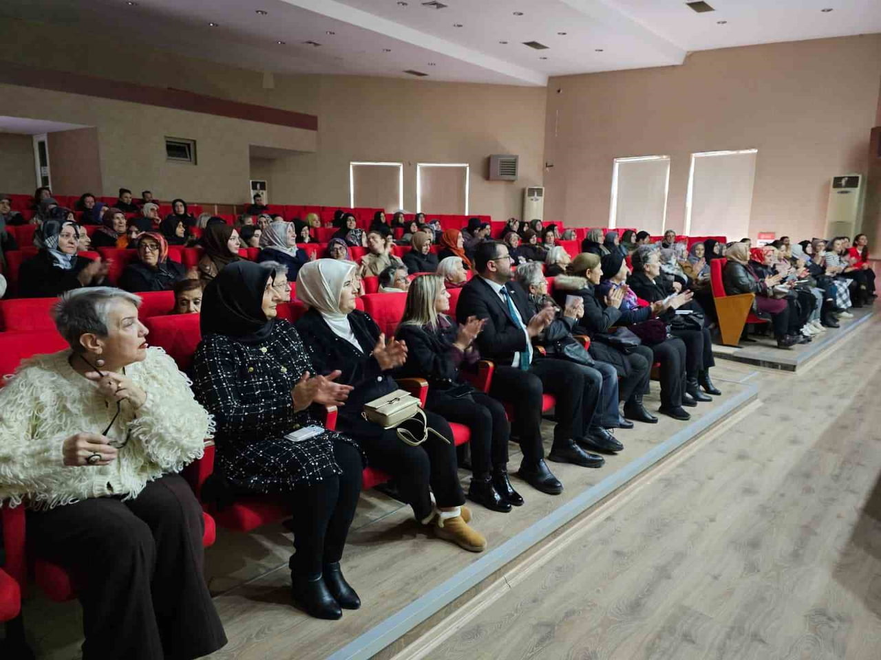 GÖLCÜK BELEDİYESİ TARAFINDAN DÜZENLENEN SEMİNERDE, ÇOCUKLARDA VE YETİŞKİNLERDE YAŞAM KALİTESİNİ...