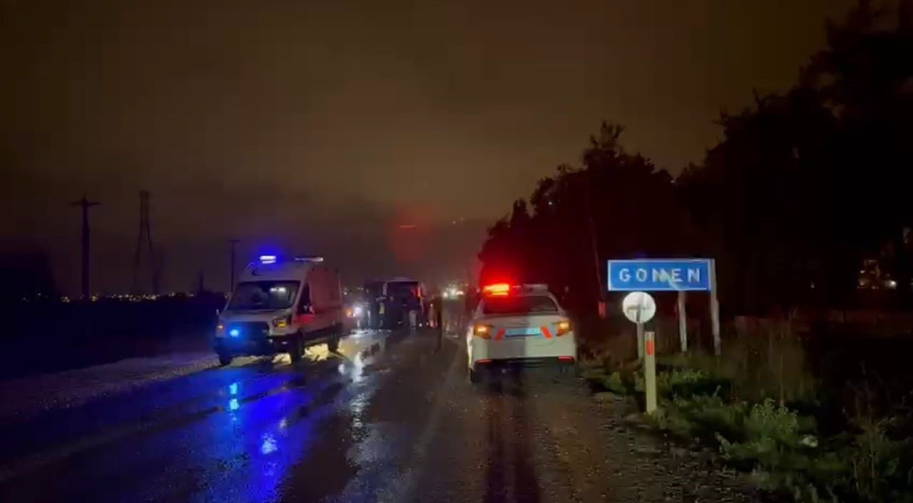 GÖNEN’DE İŞÇİ SERVİSİ İLE OTOMOBİL ÇARPIŞTI: 1 ÖLÜ, 13 YARALI