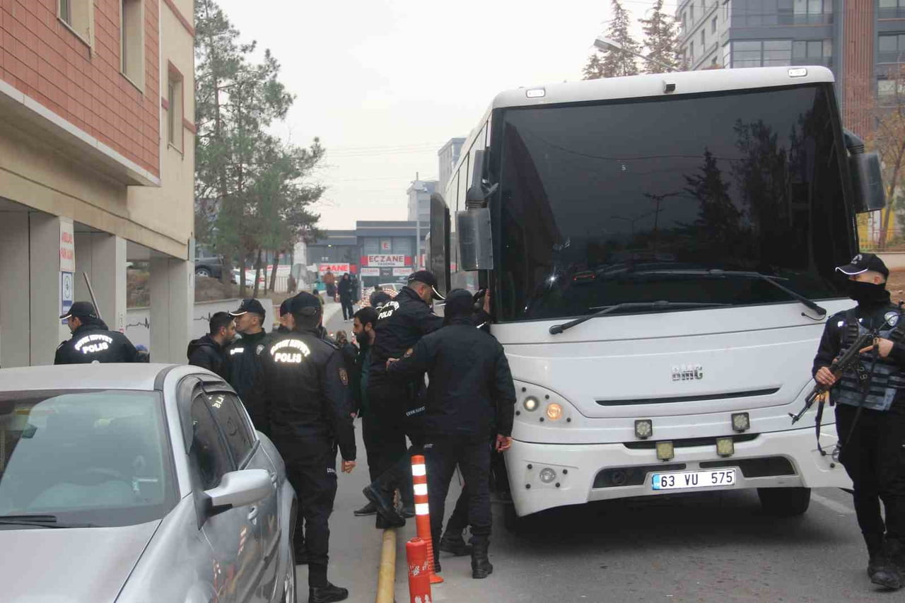 GÖZALTINA ALINAN 24 ŞÜPHELİDEN 11'İ TUTUKLANDI.