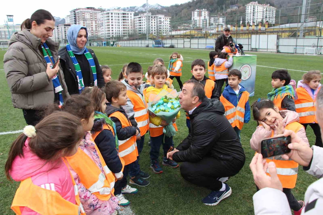 GÜLBAHAR ANAOKULU ÖĞRENCİLERİ, ÇAYKUR RİZESPOR ANTRENMANINI ZİYARET ETTİ.