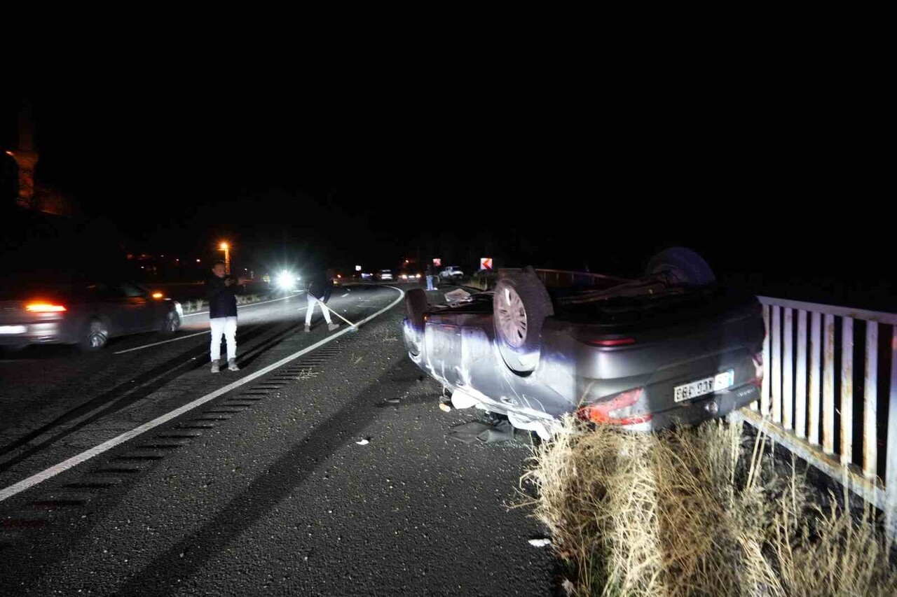 GÜMÜŞHANE’DE VİRAJI ALAMAYAN OTOMOBİLİN KARŞI ŞERİDE GEÇİP TAKLA ATMASI SONUCU 5 KİŞİ...